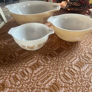 Pyrex Mixing Bowl Set in Cream and White